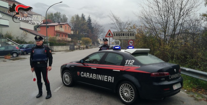 Un posto di blocco dei carabinieri a Lagonegro