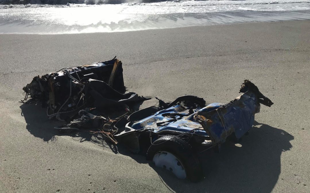 Maltempo, nel Lametino il mare restituisce la carcassa di un’auto