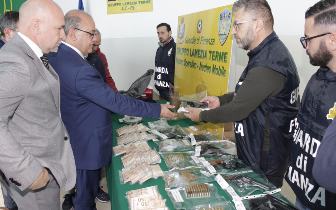 Il materiale sequestrato dalla Guardia di Finanza