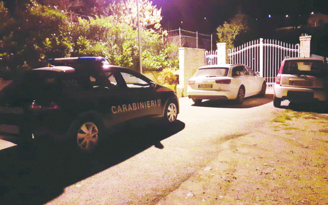 I carabinieri davanti a una delle abitazioni in cui si è tentato di rubare
