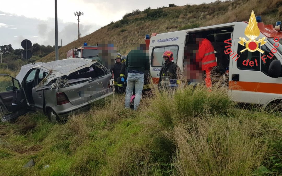 Incidente stradale a Catanzaro, auto in una scarpata: feriti madre e due figli