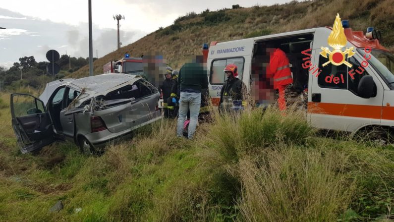 Incidente stradale a Catanzaro, auto in una scarpata: feriti madre e due figli