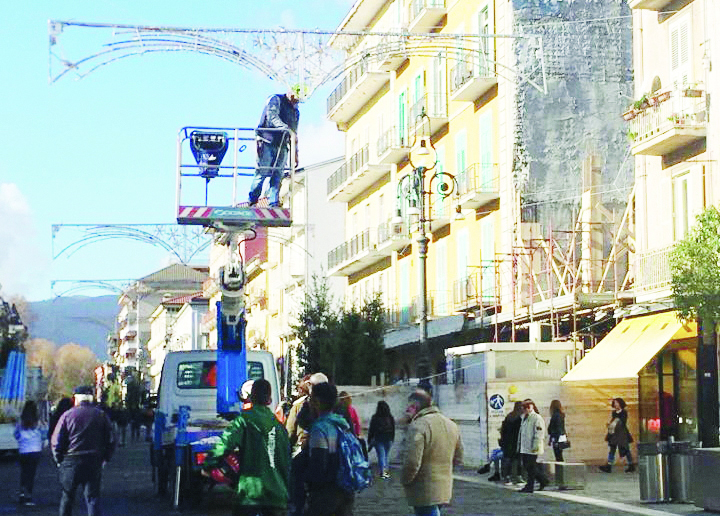 Avellino, si preparano le luminarie di Natale