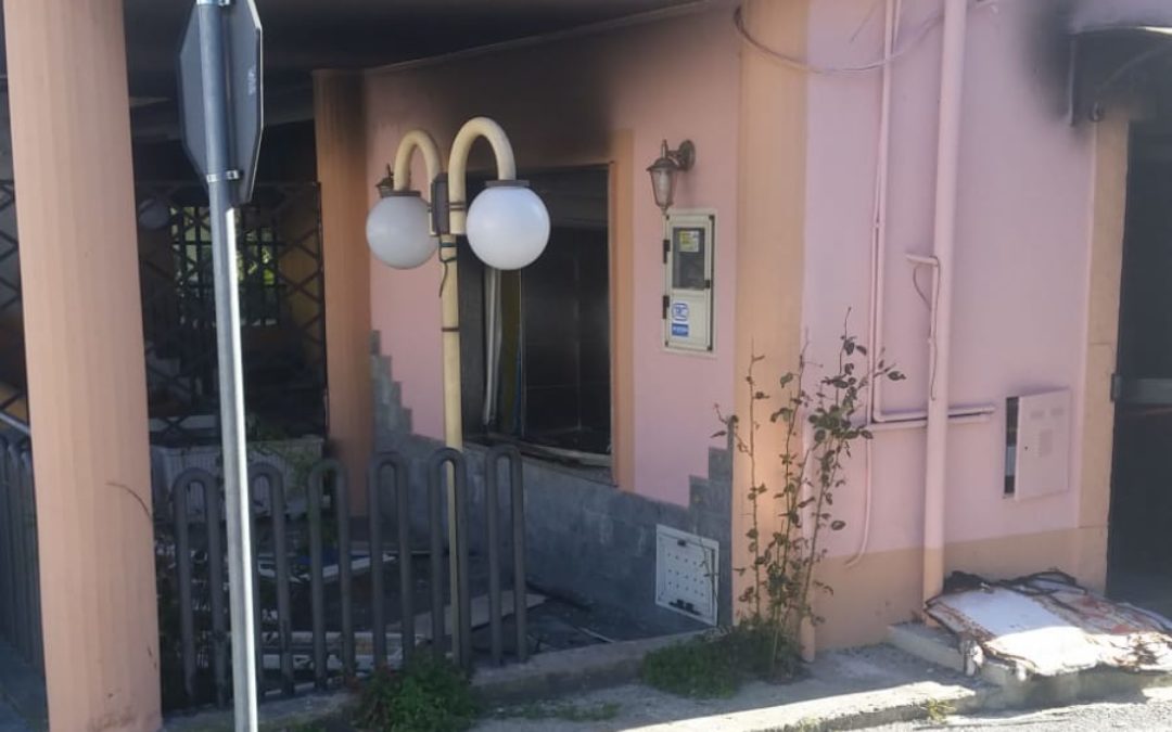Incendio devasta una pizzeria in provincia di Vibo Valentia