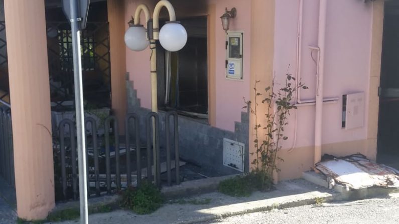 Incendio devasta una pizzeria in provincia di Vibo Valentia