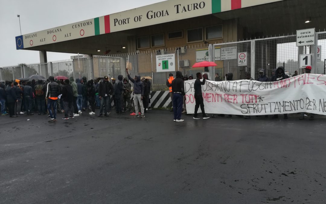 La protesta dei migranti al porto di Gioia Tauro