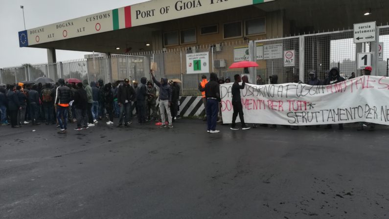 Migranti bloccano l'ingresso al porto di Gioia Tauro: chiedono i documenti per poter lavorare nei campi