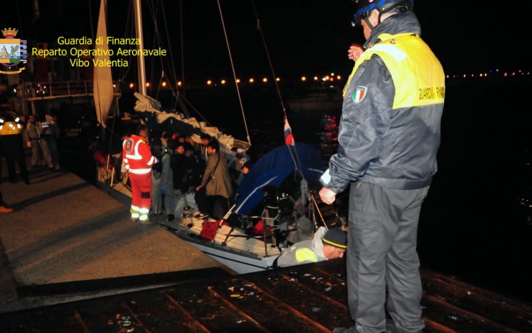 Gruppo di 55 migranti sbarcati in Calabria, fermati tre scafisti di nazionalità ucraina