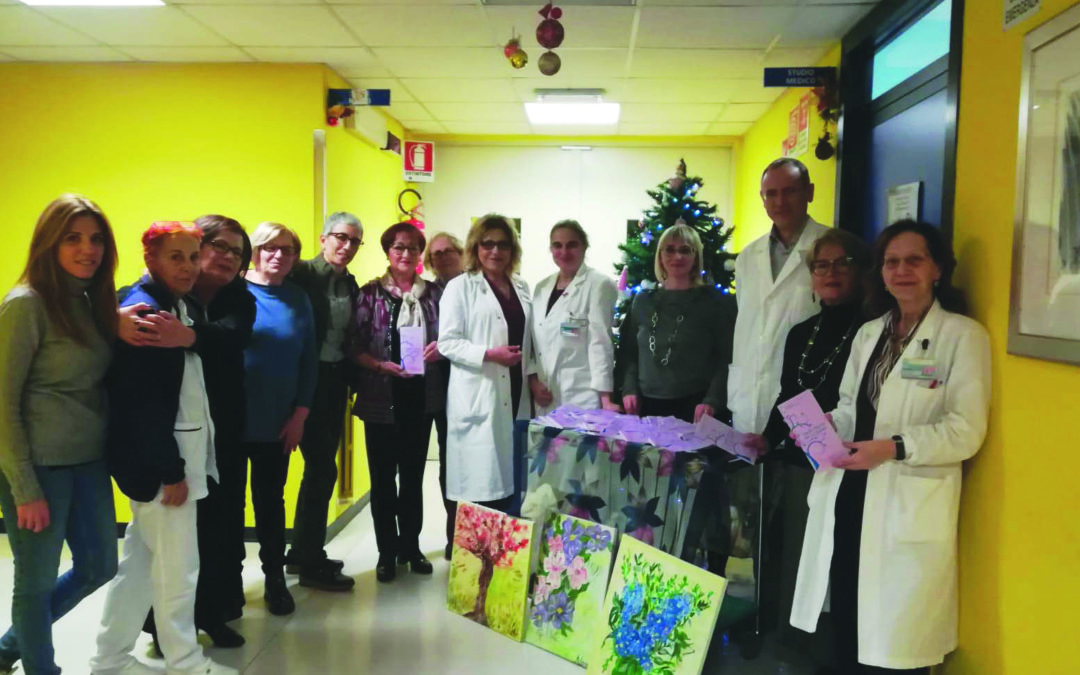 La presidente Carmen Paradiso con alcune delle socie dell’associazione “Vivere donna”, la direttrice sanitaria di presidio, Angela Bellettieri, il primario Stefano Drago, le dottoresse Pina Di Santo e Maria Teresa Rossi e Anna Laurita, che ha donato i quadri