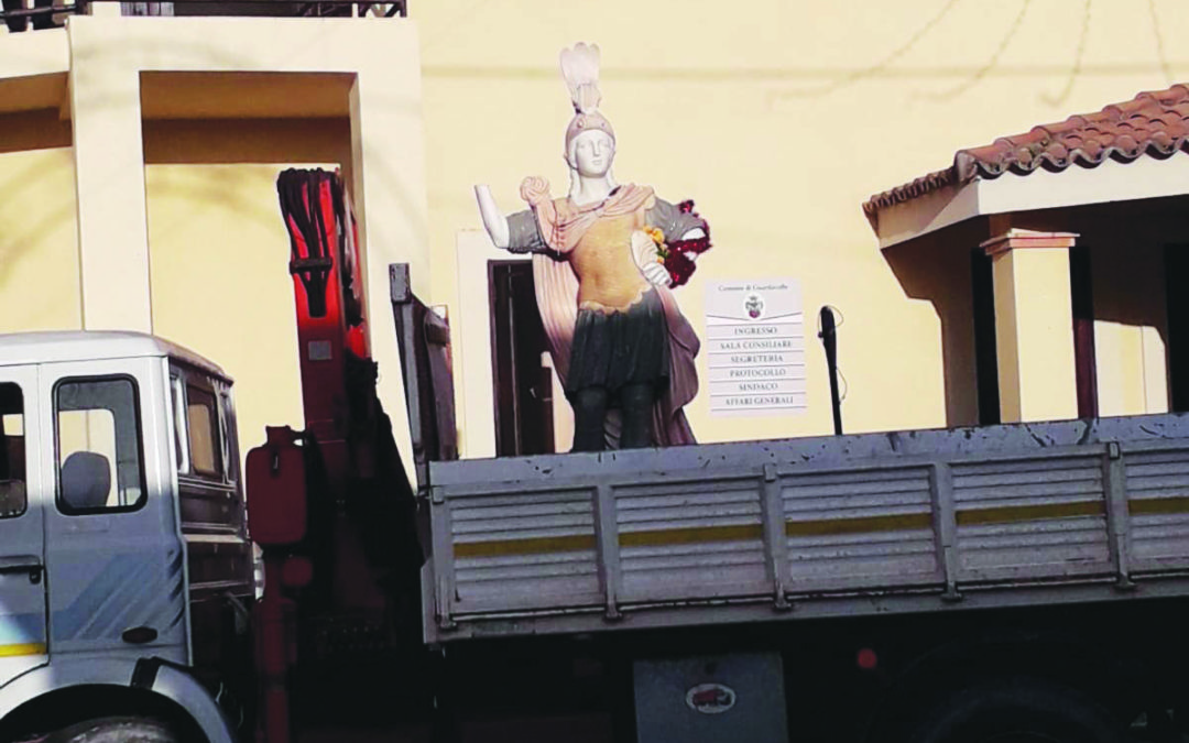 La statua di Sant'Agazio portava via da un camion