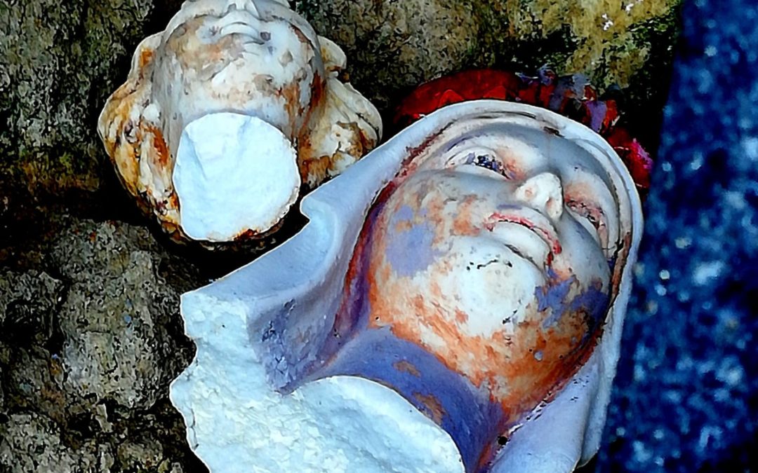 Decapitate le statue della “Madonnina del mare” e del Bambino nel Vibonese