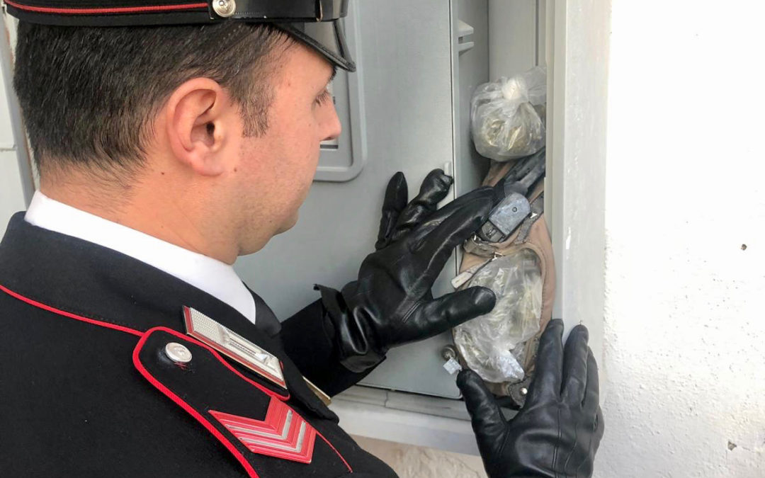 Carabinieri sequestrano occorrente per rapina e oltre 200 dosi di droga