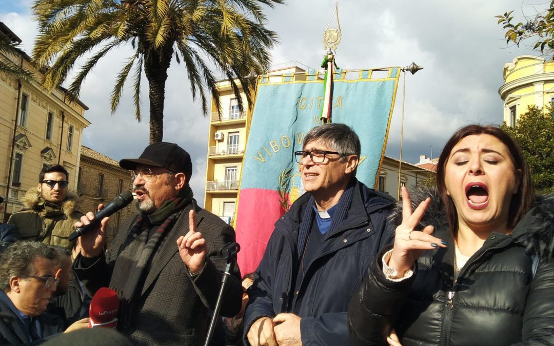 Caivano, minacce a don Patriciello, il questore: «Allerta massima»