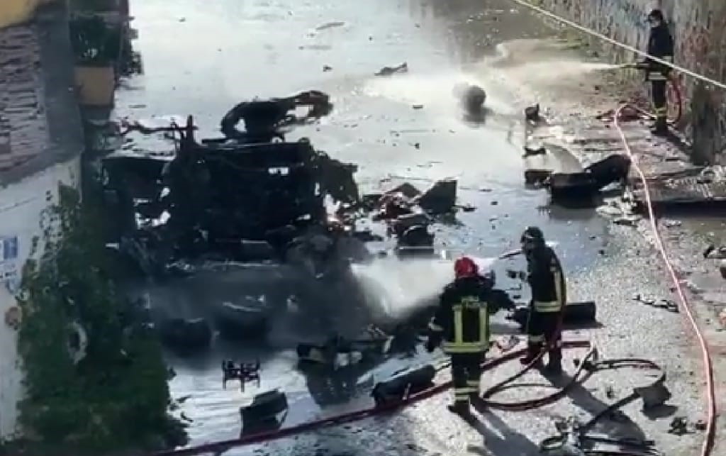 Paura a Catanzaro Lido, furgone con bombole di ossigeno a bordo prende fuoco ed esplode