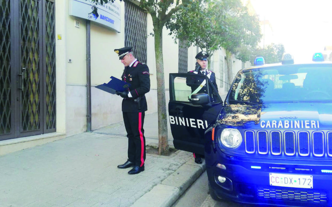 I carabinieri davanti alla filiale irsinese della Banca popolare di Puglia e Basilicata