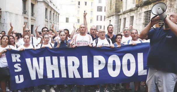 Una protesta dei lavoratori Whirlpool