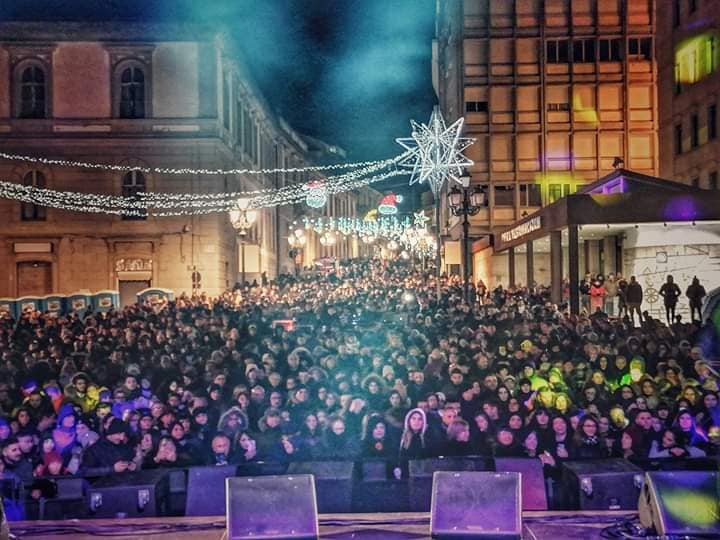 Il successo del Capodanno in piazza a Cosenza e Catanzaro, in migliaia per salutare il 2020