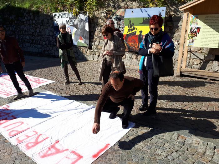 Salvini a Riace: «Casa e lavoro prima ai calabresi». Lucano: «Questo è un paese libero». Tappe a Gioia Tauro e Spezzano