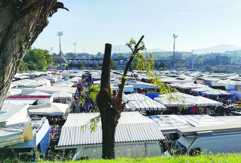 Il sindaco chiude  il mercato: proteste