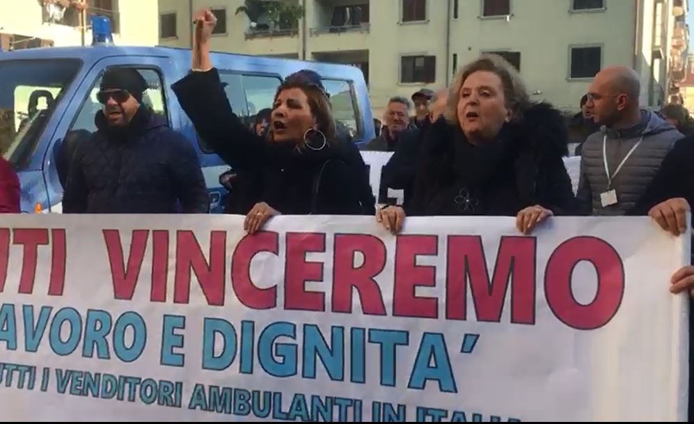 VIDEO – La protesta dei venditori ambulanti