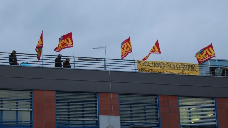 Cosenza, lavoratori della Seatt in protesta sul tetto dell'ospedale