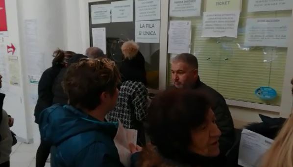VIDEO - Sanità, per ore in fila per il ticket all'ospedale di Vibo: scoppia la protesta e interviene la polizia
