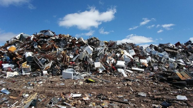 Traffico di rifiuti, i pm avvertono: “I clan della camorra si sono organizzati in maniera ancora più raffinata”