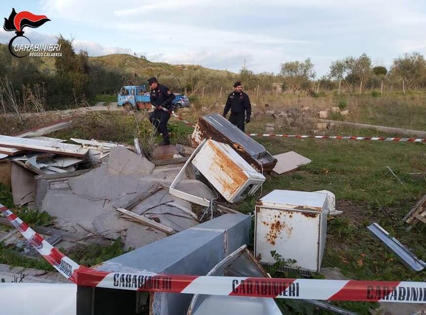 Ambiente, discarica di rifiuti speciali e pericolosi nel Reggino: due denunce