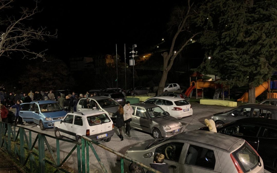 Cittadini in strada ad Albi per affrontare l'incubo terremoti