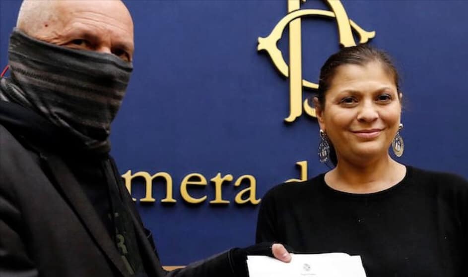“Ultimo” e l’ironia che fa senso
