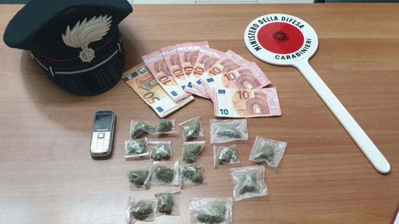 Spacciava marijuana custodita in un sacchetto, 26enne nei guai