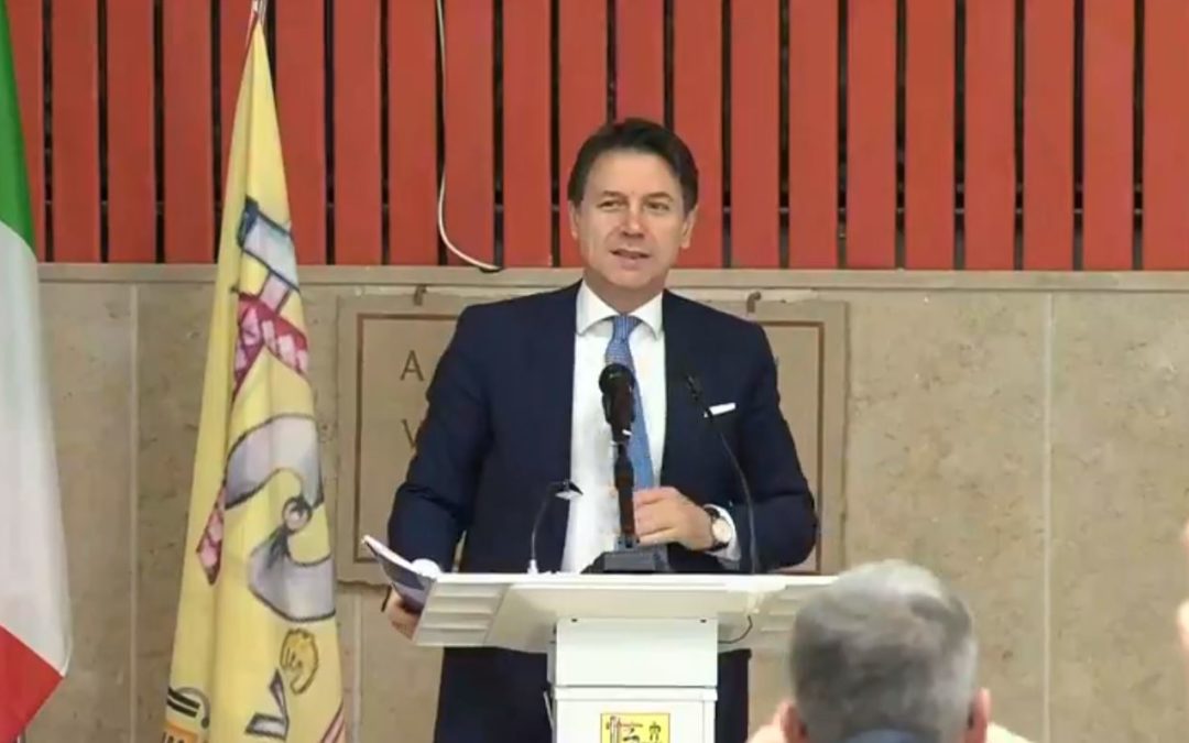 Conte a Gioia Tauro accolto dagli applausi degli studenti LA DIRETTA DELLA PRESENTAZIONE