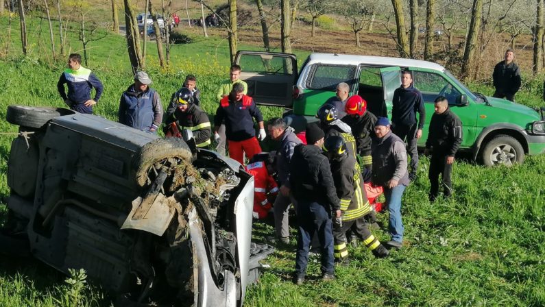 Incidente nel Vibonese: automobile si ribalta più volte, ferite due persone in maniera grave