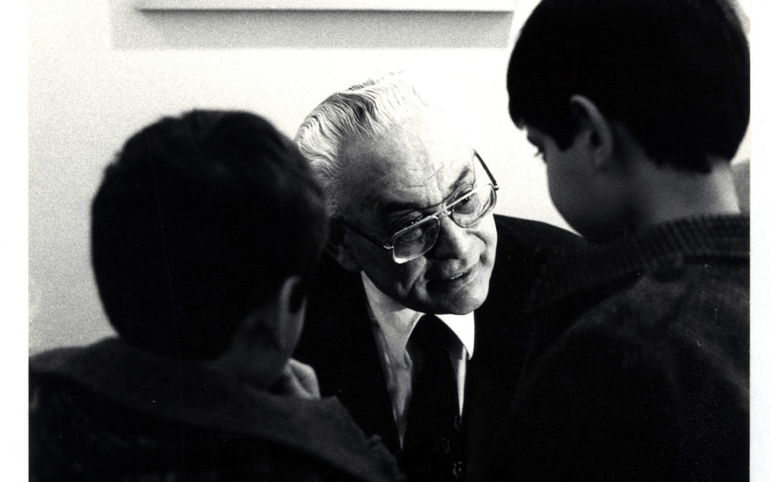 Leonardo SinisgalIi con dei bambini in una foto del 1977