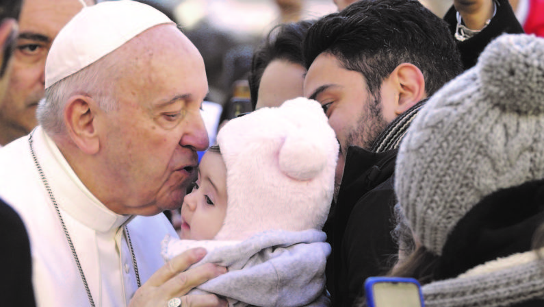 Il Papa a Bari incontra i vescovi dei 20 paesi mediterranei
Francesco: «Mettere al bando gli armamenti e le guerre»