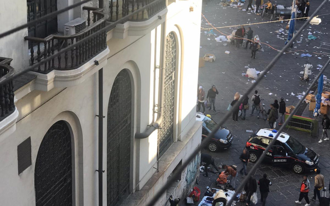 Carabinieri sgomberano il “suq” di Via Marvasi a Napoli