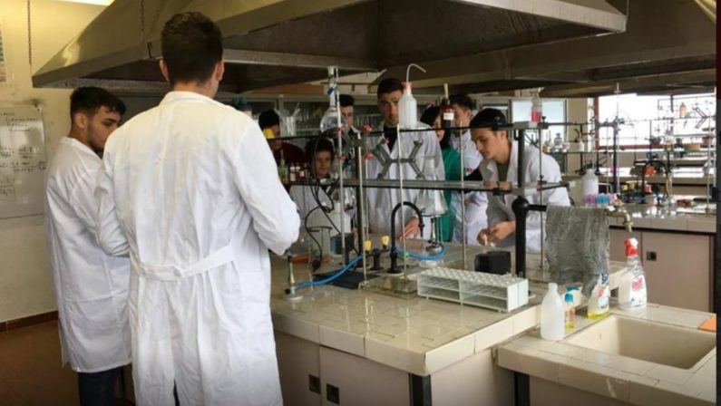 Coronavirus, gli studenti dell'Industriale preparano una soluzione igienizzante per le mani per scuole ed edifici pubblici