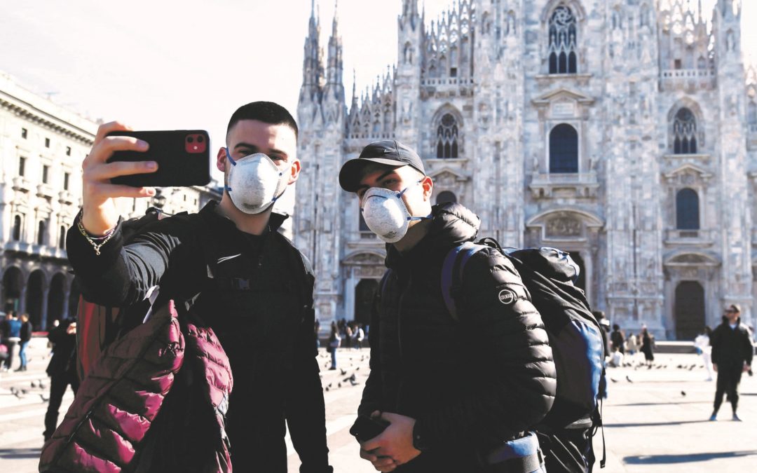 Selfie con la mascherina a Milano