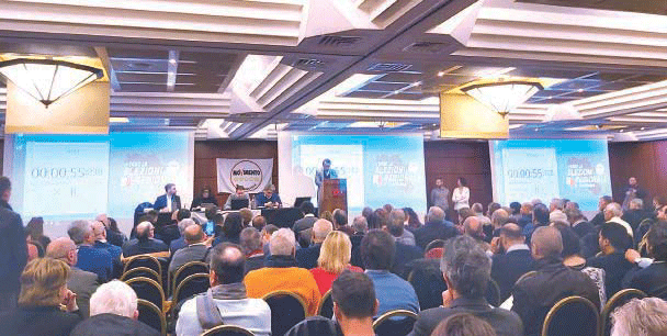 M5s, porte in faccia a De Luca