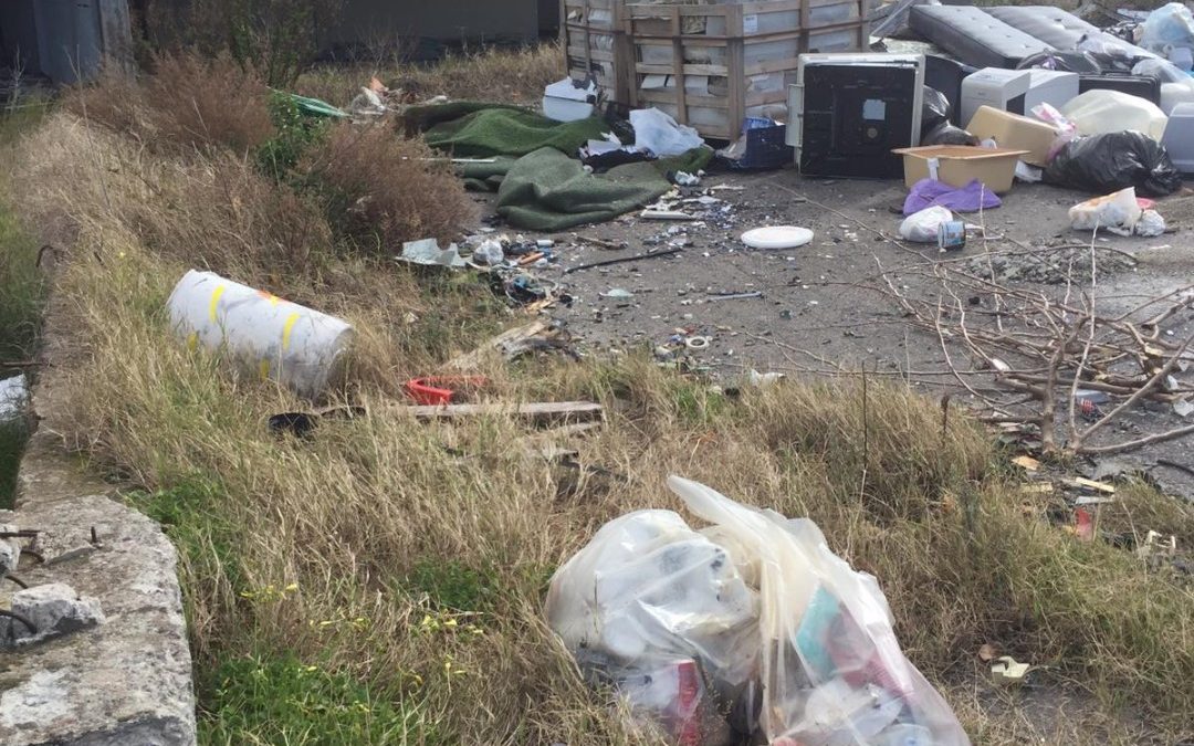 Ambiente, rifiuti ammassati su un’area comunale dalla ditta che gestisce il servizio di raccolta: una denuncia