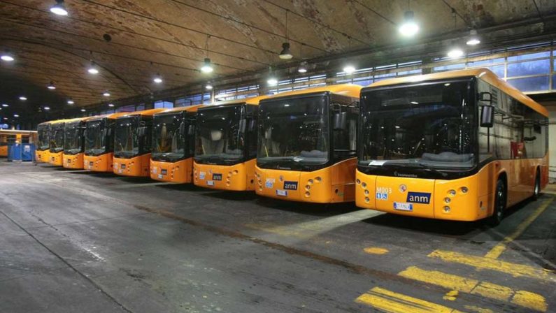 Coronavirus: pulizia straordianria dei bus  a Napoli, fermi 40% dei mezzi