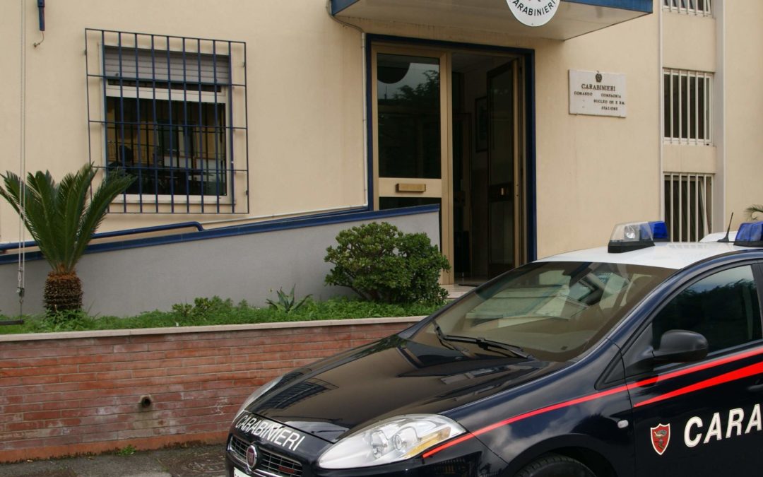Sorpreso dai carabinieri con tre coltelli in auto, nei guai