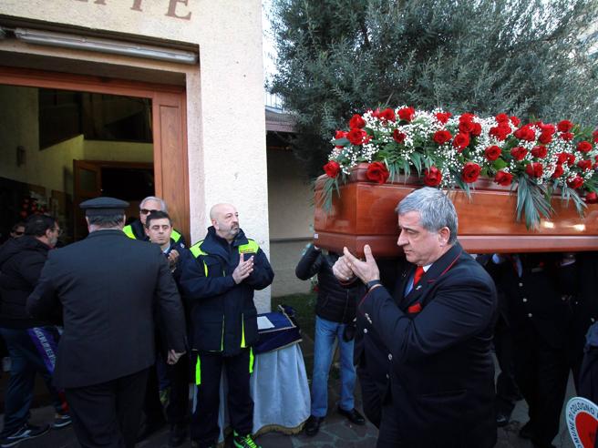 Tragedia Frecciarossa, la maglia della Reggina sulla bara per i funerali del macchinista Cicciù