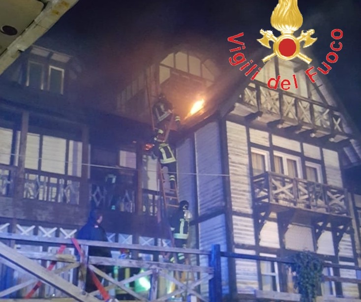 A fuoco lo storico “Albergo delle Fate” di Taverna, focolai sotto il tetto in legno