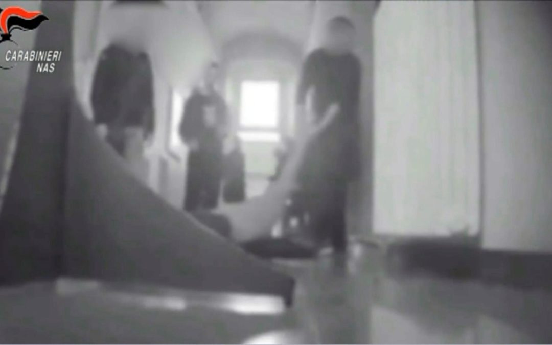 Un frame tratto dal video delle telecamere nascoste dei Carabinieri