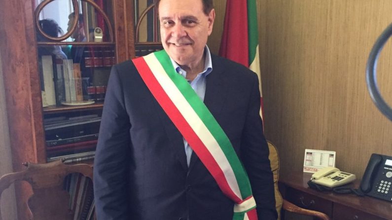 Mastella si rimette la fascia tricolore a Benevento   “Non mi candido alla Presidenza della Regione”