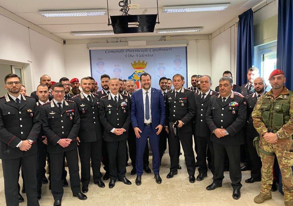 Matteo Salvini con i carabinieri di Vibo