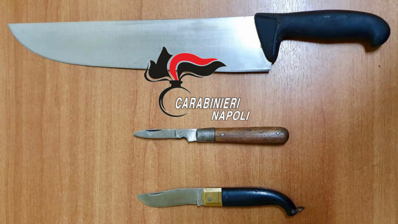 In giro con tre coltelli, carabinieri denunciano 38enne
