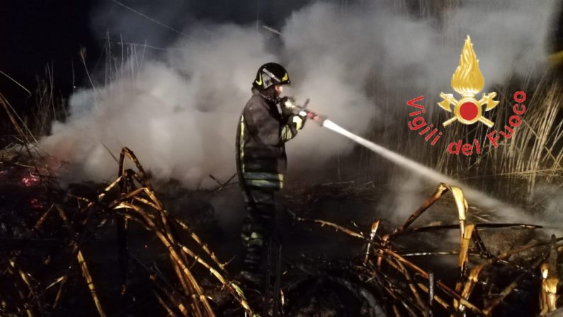 Incendio in un palazzo del Vibonese, fatte evacuare due famiglie