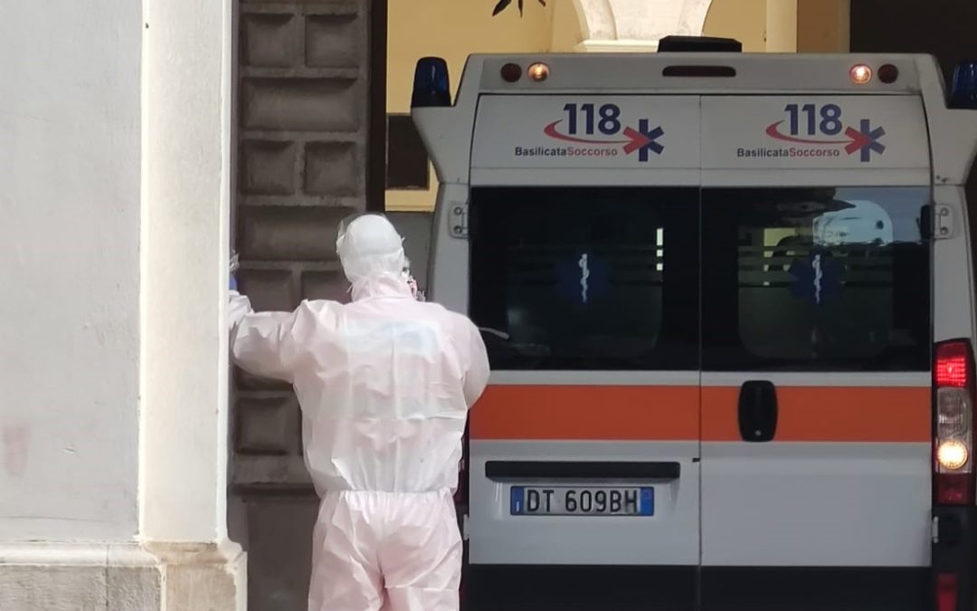 L'ambulanza davanti la prefettura di Matera